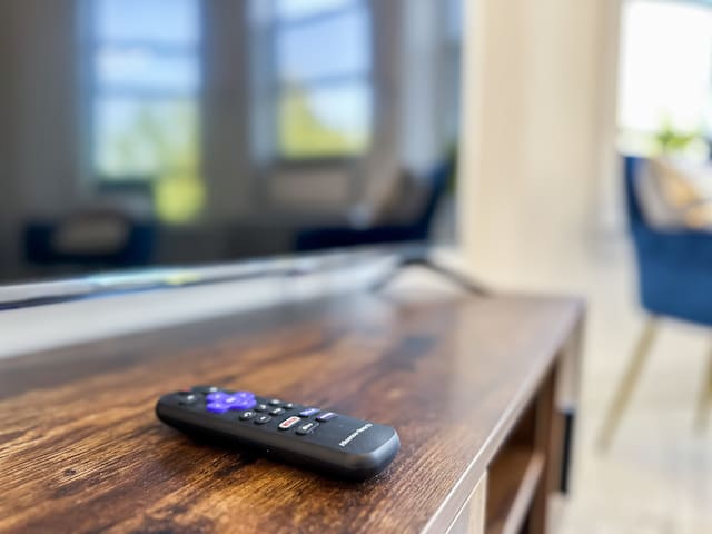 New 6 Bed 3 full Bath Duplex 2decks, at the train! gallery image 3