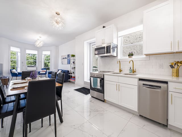 New 6 Bed 3 full Bath Duplex 2decks, at the train! gallery image 2