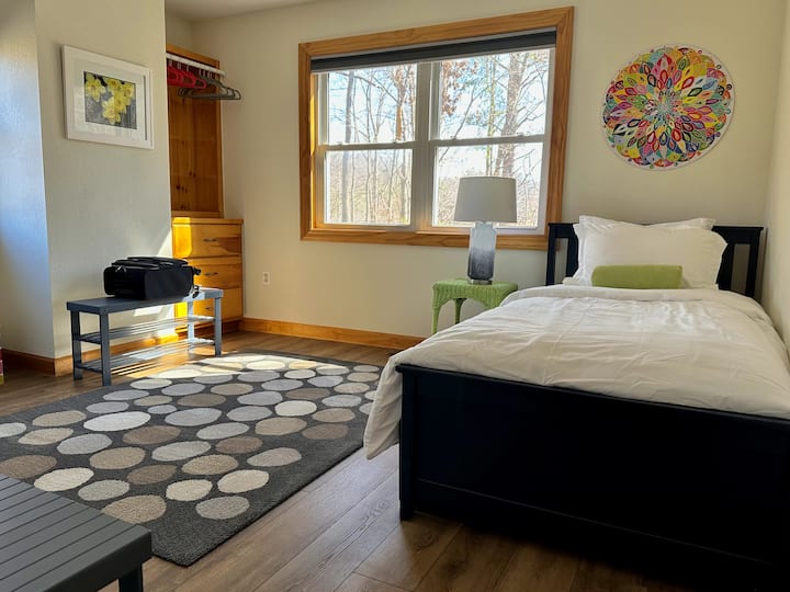 غرفة نوم في الطابق الرئيسي 2 بسرير مزدوج وسرير مزدوج قابل للسحب.