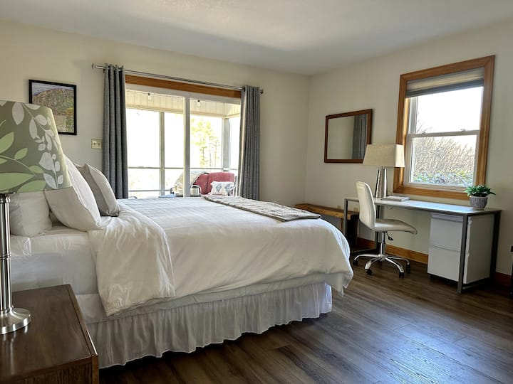 تحتوي غرفة النوم 2 على سرير بحجم كوين ومكتب وباب منزلق للوصول إلى شرفة الشاشة.