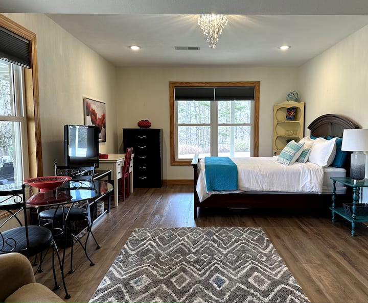 شقة استوديو واسعة في الطابق السفلي، مع طاولة طعام صغيرة ومكتب وتلفزيون وحمام كامل ومطبخ صغير.  كما يحتوي على مدخل خاص به وفناء وأرجوحة شرفة وأثاث خارجي.