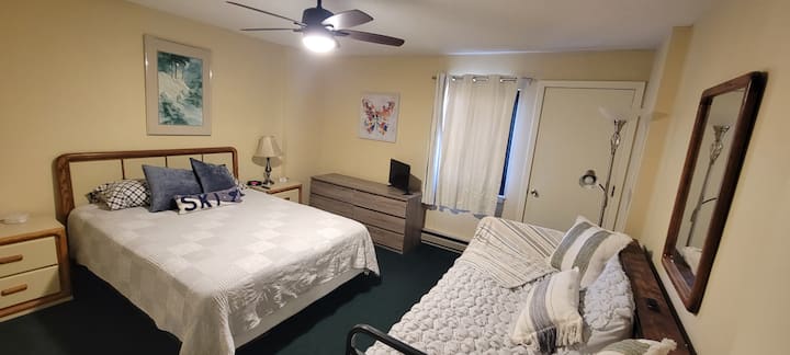 Cama tamaño queen con cama nido individual. Entrada independiente al balcón. TV