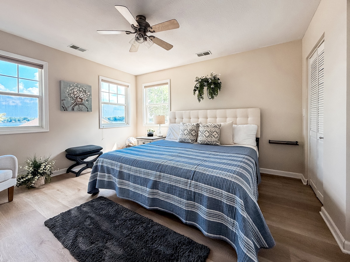 Изглед към езеро 
2 големи килера 
Аварийна стълба в гардероба 