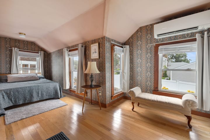 ห้องนอนใหญ่ตกแต่งด้วยเตียงขนาดใหญ่ตู้เสื้อผ้าและหีบสำหรับเสื้อผ้าของคุณ  เครื่องปรับอากาศติดผนังและพัดลมเพดานเพื่อรักษาอุณหภูมิที่สะดวกสบาย เตาผิงอาจถูกใช้ในช่วงเดือนที่อากาศเย็นเพื่อให้คุณรู้สึกอบอุ่น