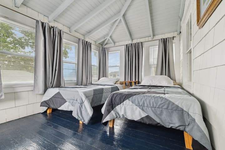 ชั้นบนมีเตียงแฝด 2 หลัง  พื้นที่นี้ติดกับห้องนอนใหญ่  พัดลมหน้าต่างช่วยหมุนเวียนอากาศมีพัดลมเพิ่มเติม แนะนำให้ปิดม่านในตอนกลางวันเพื่อให้ที่พักเย็นขึ้น