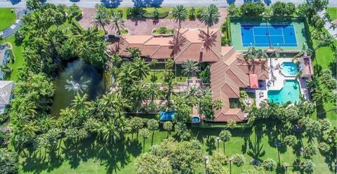 9Kft Mega Villa Lakeview, Tennis 11BR