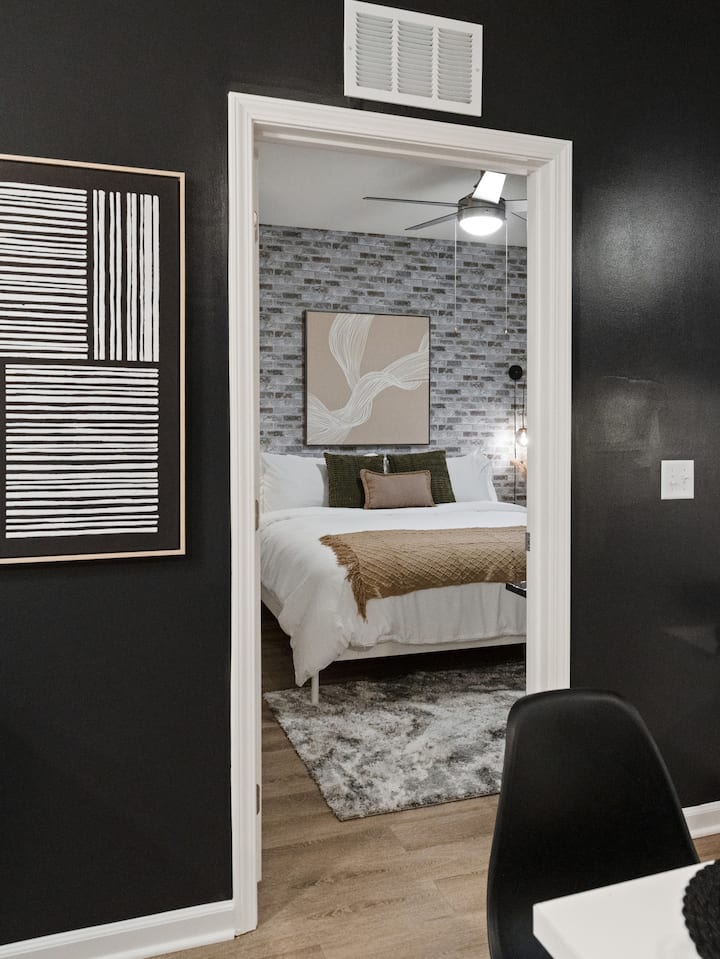 Оваа неверојатна спална соба ве пречекува со меко осветлување, стилски лажен ѕид од тули и брачен кревет (широк 150-179 см). Почувствувајте ја топлината на модерниот индустриски дизајн додека се опуштате во целосна релаксација. Во спалната соба ве чека паметен телевизор Roku! 