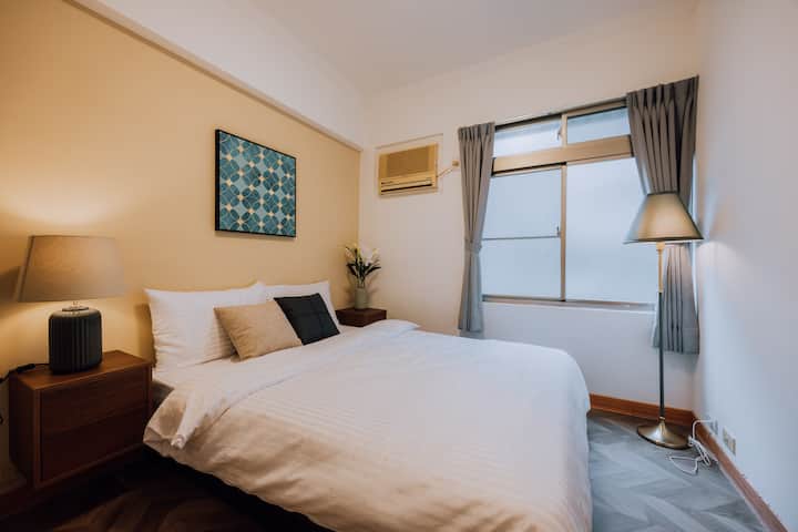 Luminoso y espacioso en el dormitorio (el aire acondicionado se ha reemplazado por una nueva máquina de refrigeración y calefacción, vieja en la foto) con una cama tamaño queen (150x180 cm)
Decoraciones solo para tu información: cojines, cojines pequeños (solo dos almohadas para una cama), manta decorativa