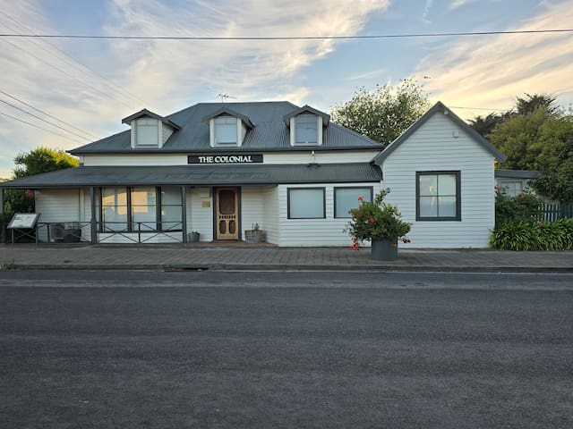 The Colonial – Whole Home