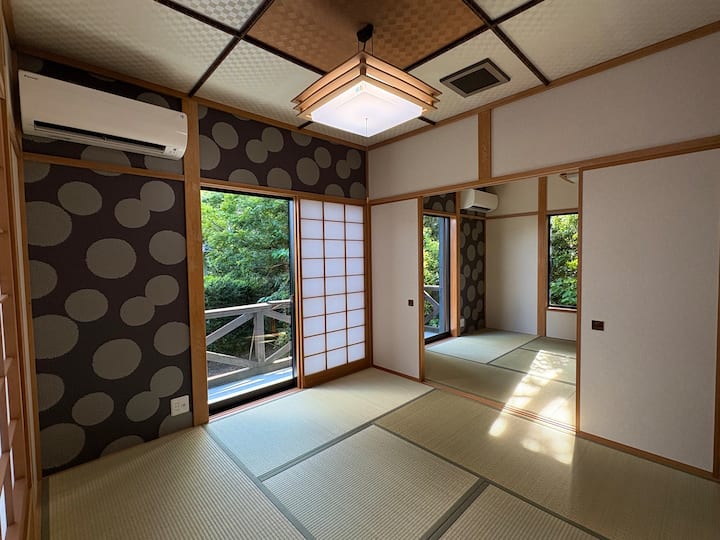 יש לנו שני סטים של פוטונים זמינים.
הוא מחולק לחלוטין מהחדר הסמוך בסגנון יפני (חדר שינה 3), כך שניתן להשתמש בו כמרחב רציף.

אחרי הכניסה למעיינות החמים, אנחנו ממליצים להירגע על מזרן הטטאמי הזה.