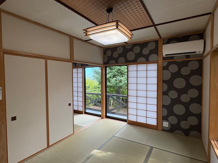 הוא מחולק לחלוטין מהחדר הסמוך בסגנון יפני (חדר שינה 3), כך שניתן להשתמש בו כמרחב רציף.
אחרי הכניסה למעיינות החמים, אנחנו ממליצים להירגע על מזרן הטטאמי הזה.