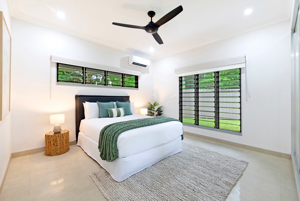 Cíťte sa ako doma v tretej spálni s manželskou posteľou a vstavanou skriňou, ktorá je ideálna na to, aby ste svoje veci úhľadne zastrčili.