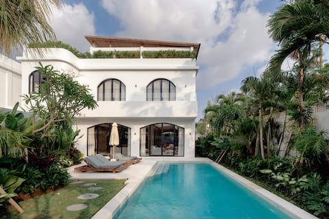 Elegant spacious 4 bedroom Villa in prime location