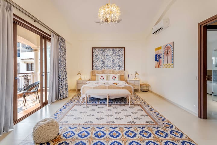 ☀️Une suite ensoleillée au charme vintage et à l'âme de Goa☀️  
Cette chambre apporte élégance et confort, parfaitement encadrée par une toile de fond florale, des lustres dorés et un balcon aéré qui invite les cafés du matin et les songings au coucher du soleil.☀️