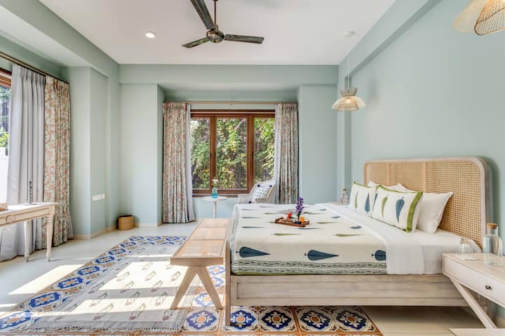 ☀️Une chambre parentale conçue pour les matins lents☀️  
Baigné de lumière naturelle, stylisé dans des teintes de sauge douces et touché par le charme artisanal, cet espace serein vous invite à vous attarder un peu plus longtemps.☀️