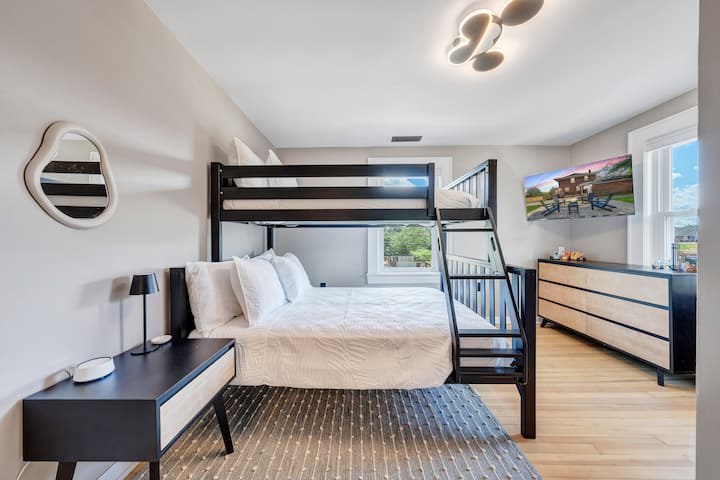 Moderná a priestranná spálňa s elegantným poschodovým usporiadaním s plnohodnotnou posteľou dole a manželskou posteľou hore – ideálna pre dospelých alebo deti. Zahŕňa inteligentný televízor, priestranný bielizník a uvoľnenú, štýlovú atmosféru ideálnu na oddych.
