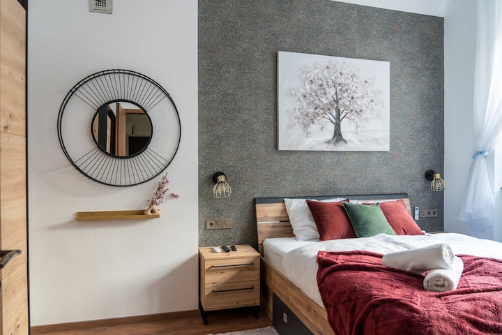 Chambre spacieuse à thème hivernal avec lit de 160 x 200 cm, volets motorisés et salle de bain privée. Télévision connectée, Netflix et chaînes en direct. La chambre est équipée de la climatisation pour le confort. Un grand placard offre un grand espace de rangement.