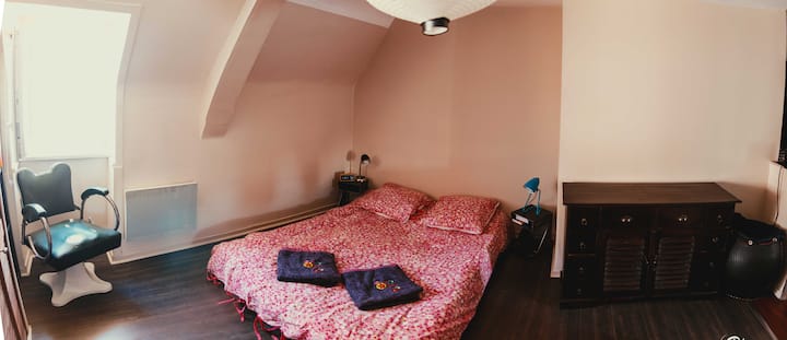 spavaća soba s bračnim krevetom (madrac 1m40x1m90). 