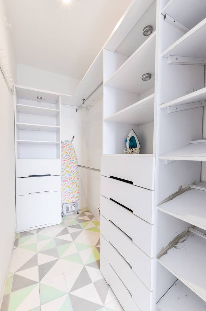 Recámara principal con cama Queen size, clóset y Smart TV. Incluye plancha y burro de planchar para mayor comodidad durante tu estancia.