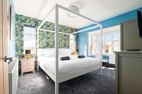 Successful Airbnb property: 3 Bed | New Refurb | Modern & Stylish | Wifi in New Waltham