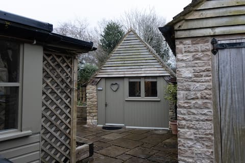 The Hideaway | Cosy Cotswolds Village Stay for 2