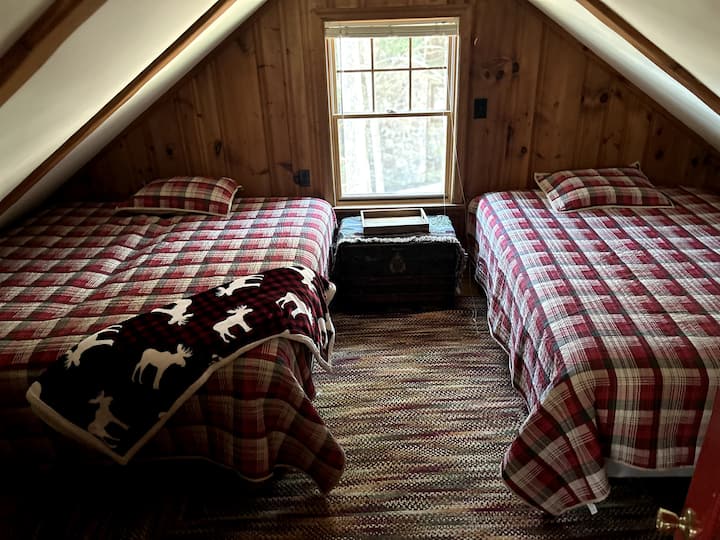 سريران متماثلان وسرير كامل. (في هذه الصورة، يتم الجمع بين التوائم على اليسار لإنشاء حجم كبير، ولكن يمكن فصلهما بسهولة.)