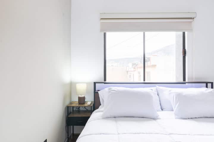 Dhomë dytësore me një krevat dopio "king-size", televizor inteligjent dhe zonë me ajër të kondicionuar. Ka hapësirë për të ruajtur rrobat dhe grepa, duke ofruar një qëndrim të rehatshëm dhe funksional.