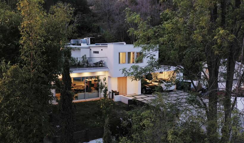 Modern luxury and privacy in Hollywood Hills gallery image 2