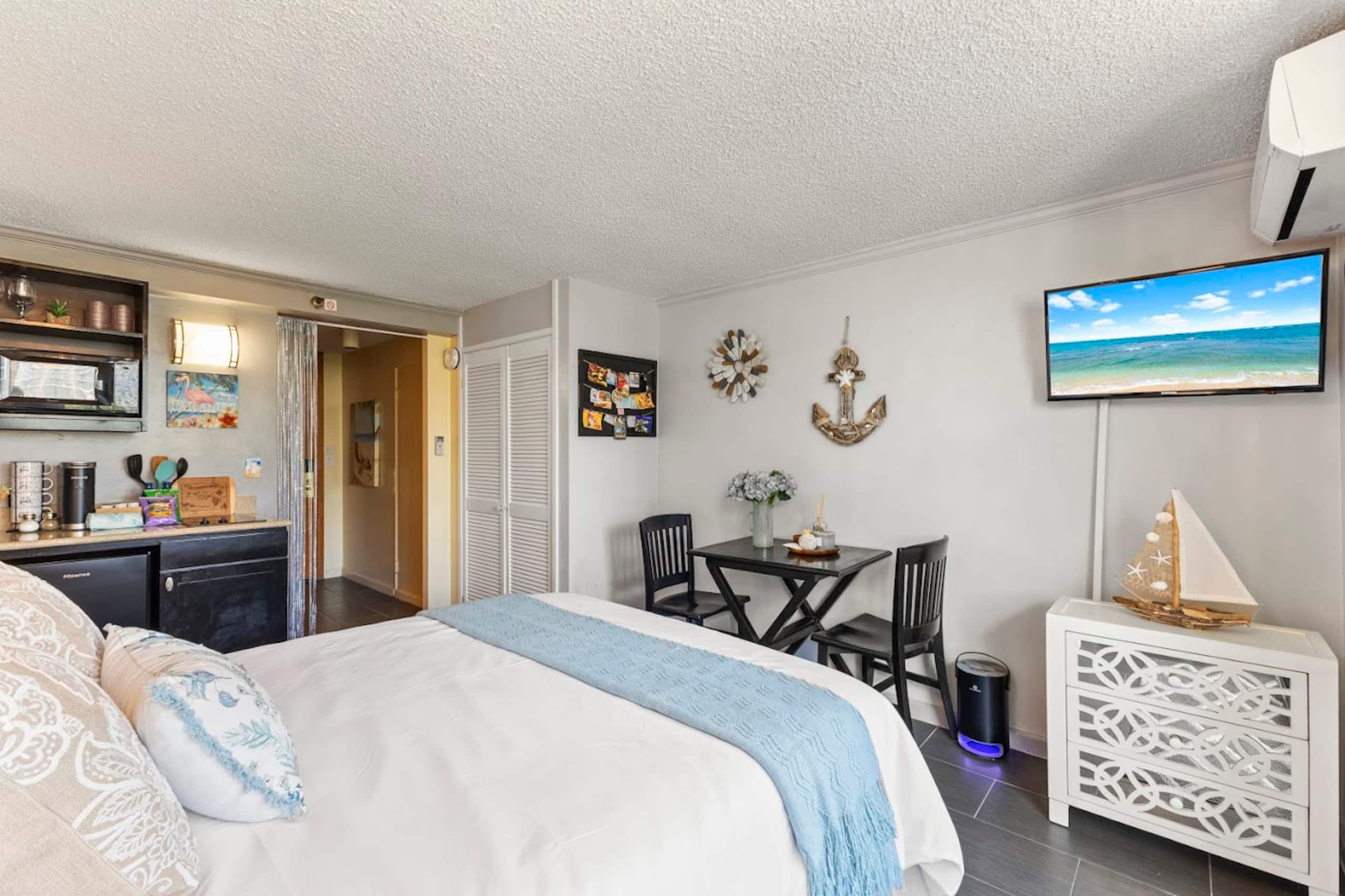 Cozy Waikiki Retreat: Your Tropical Home Away - Image 7