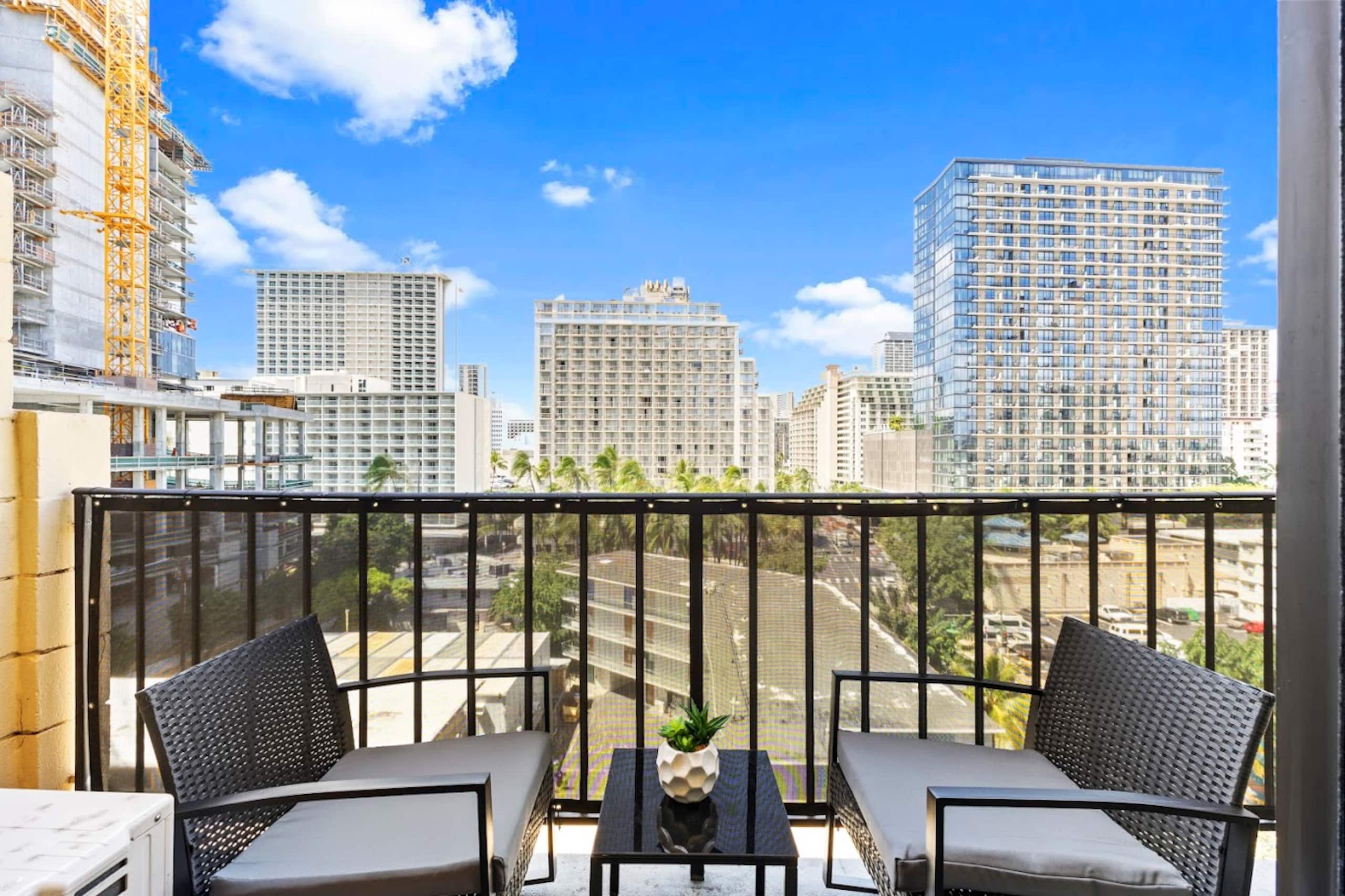 Cozy Waikiki Retreat: Your Tropical Home Away - Image 12