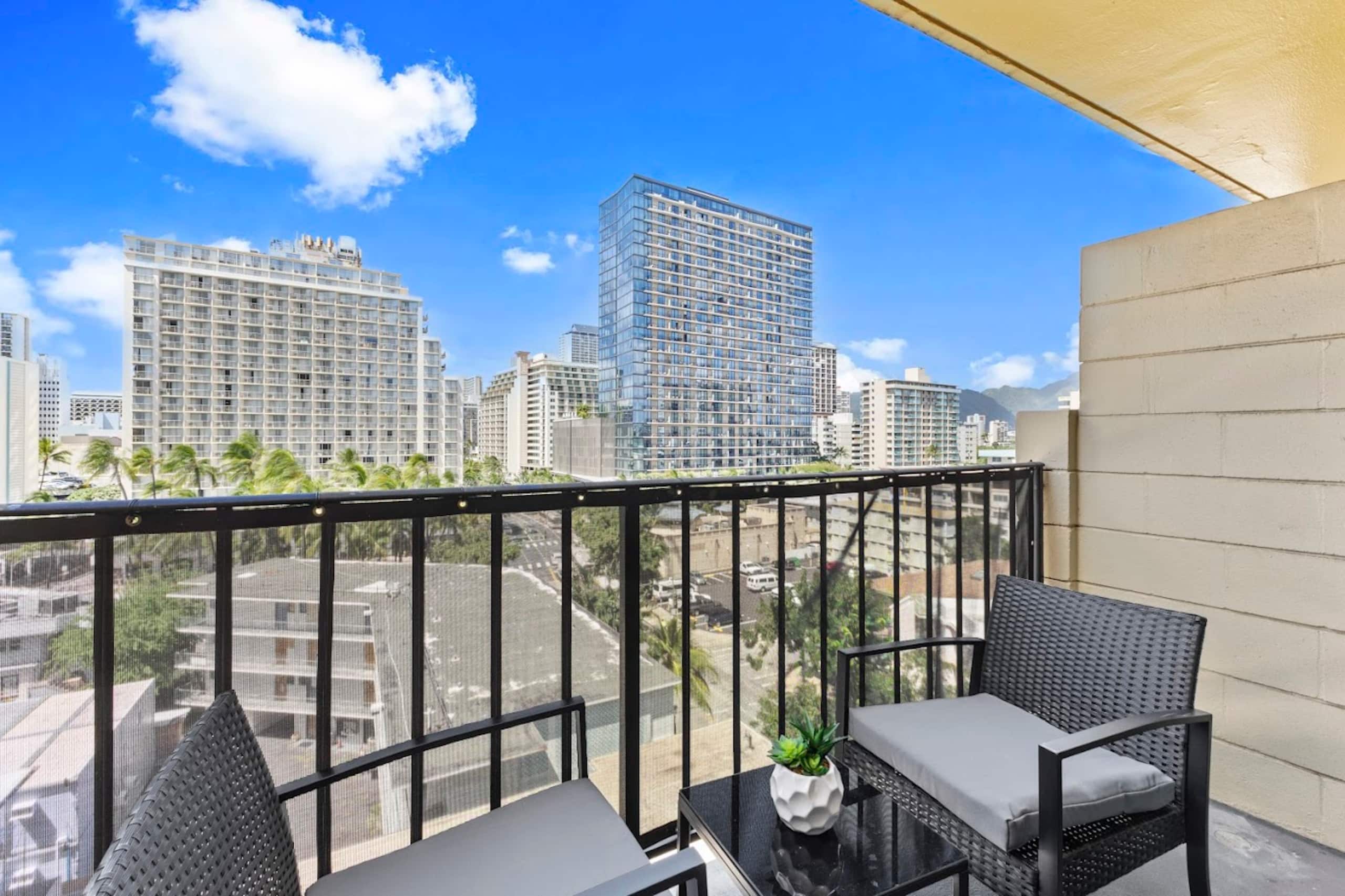 Cozy Waikiki Retreat: Your Tropical Home Away - Image 13