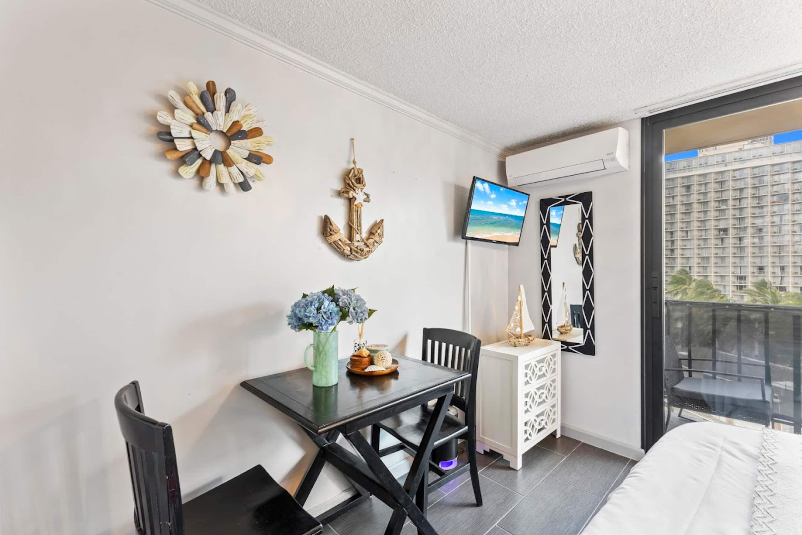 Cozy Waikiki Retreat: Your Tropical Home Away - Image 8