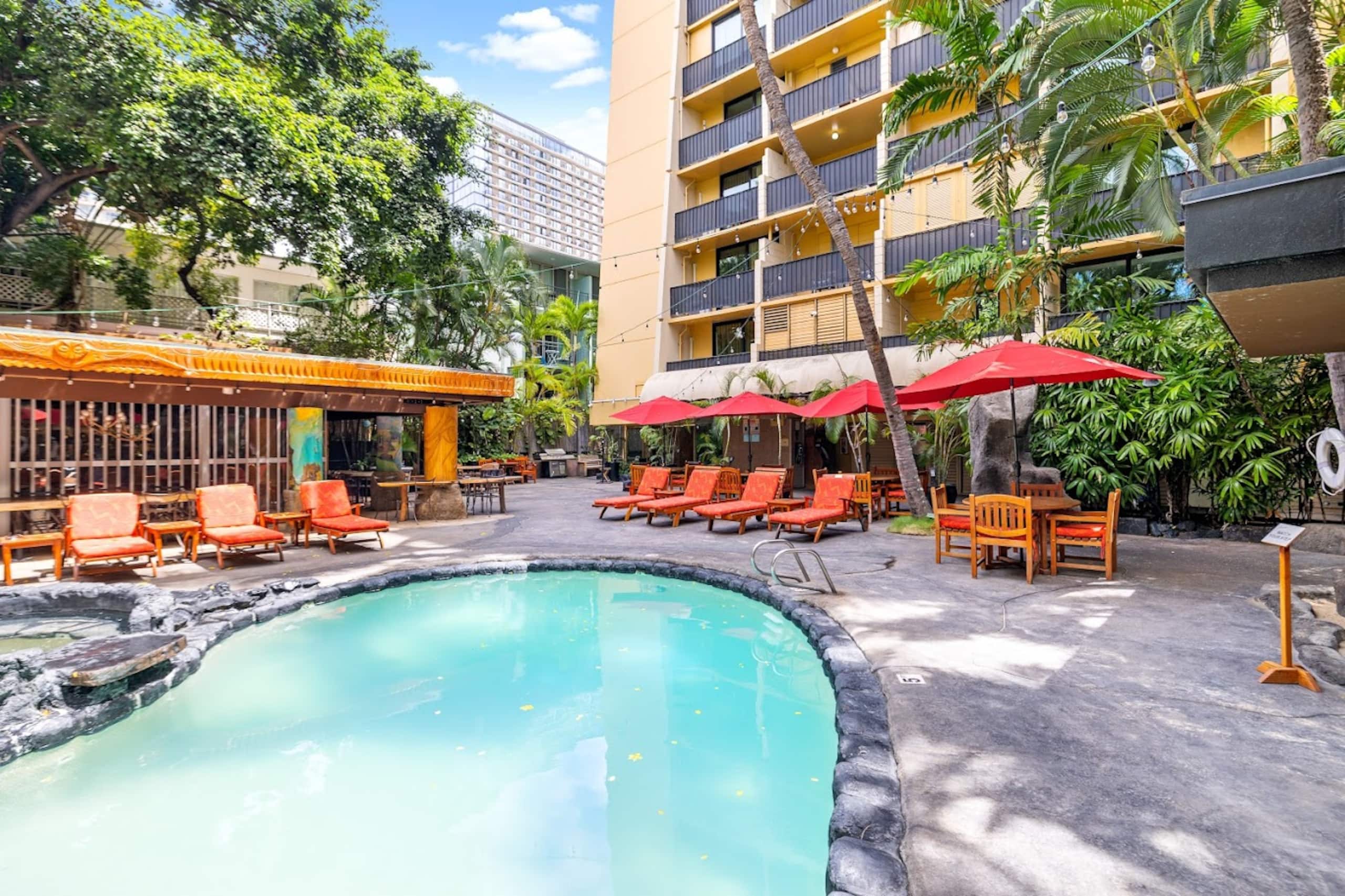 Cozy Waikiki Retreat: Your Tropical Home Away - Image 16