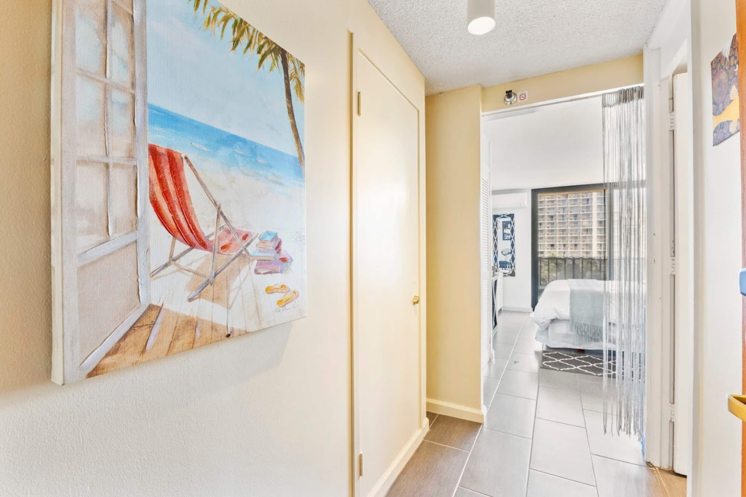 Cozy Waikiki Retreat: Your Tropical Home Away - Image 18