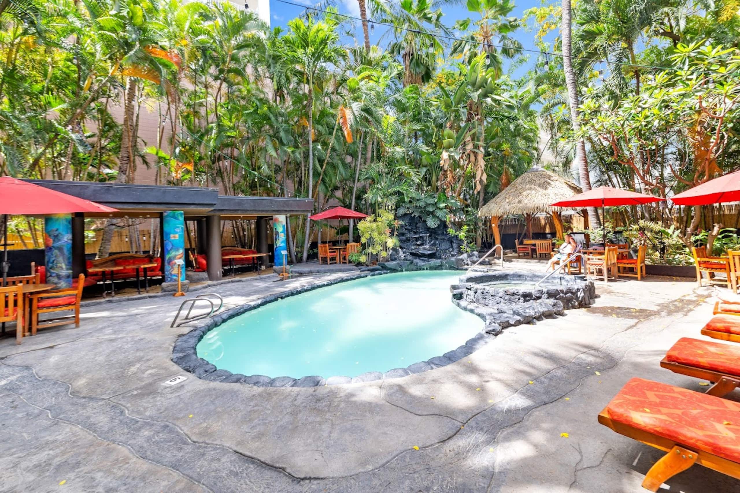 Cozy Waikiki Retreat: Your Tropical Home Away - Image 15
