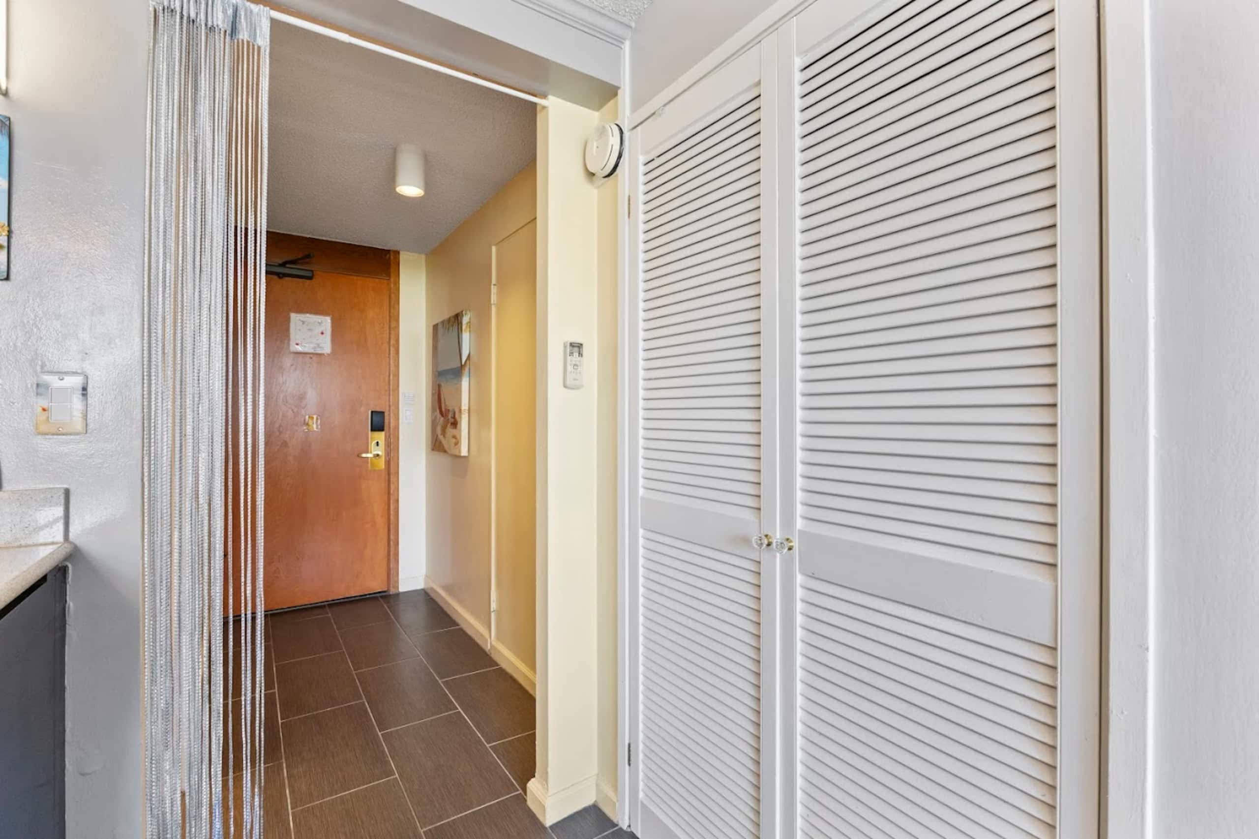 Cozy Waikiki Retreat: Your Tropical Home Away - Image 19