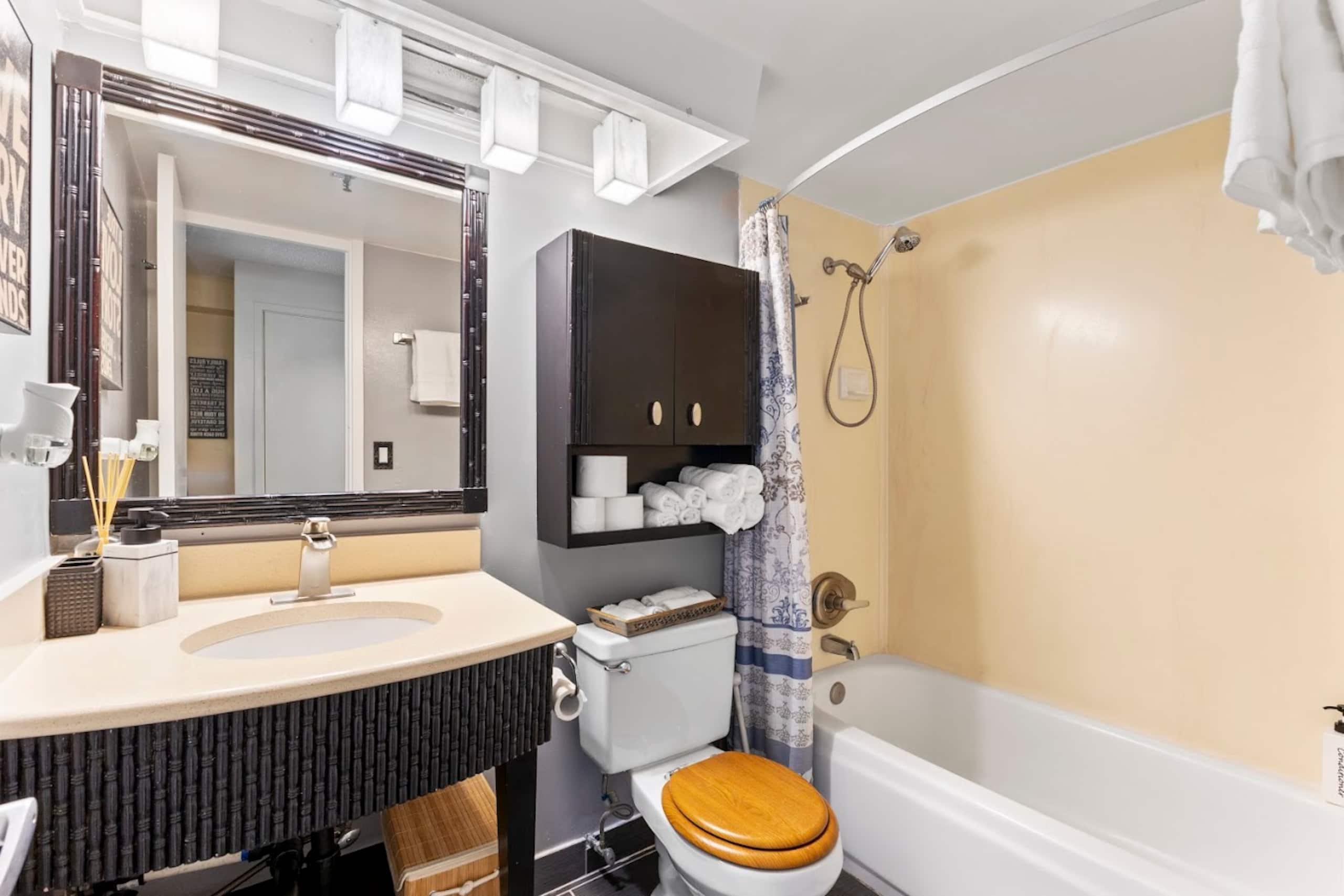 Cozy Waikiki Retreat: Your Tropical Home Away - Image 11