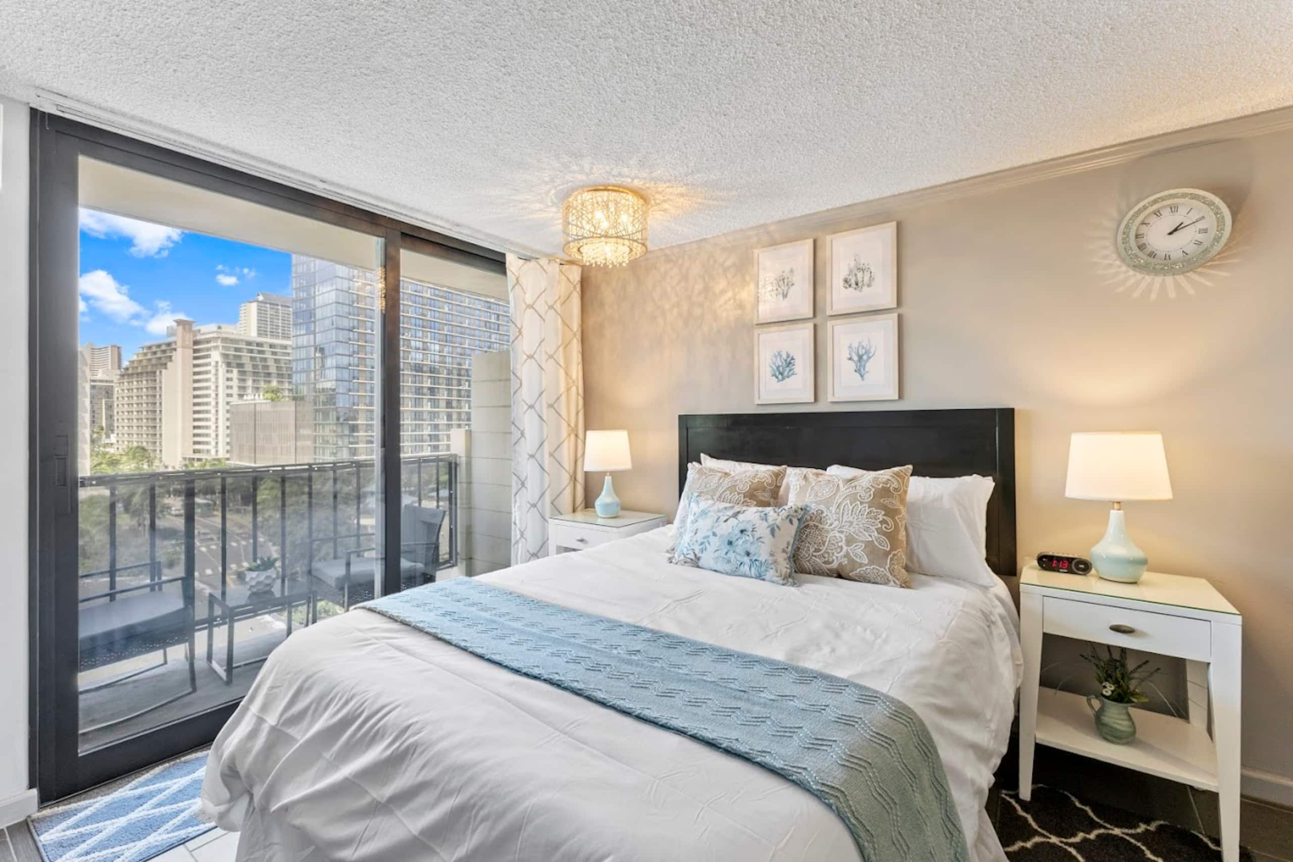 Cozy Waikiki Retreat: Your Tropical Home Away - Image 2