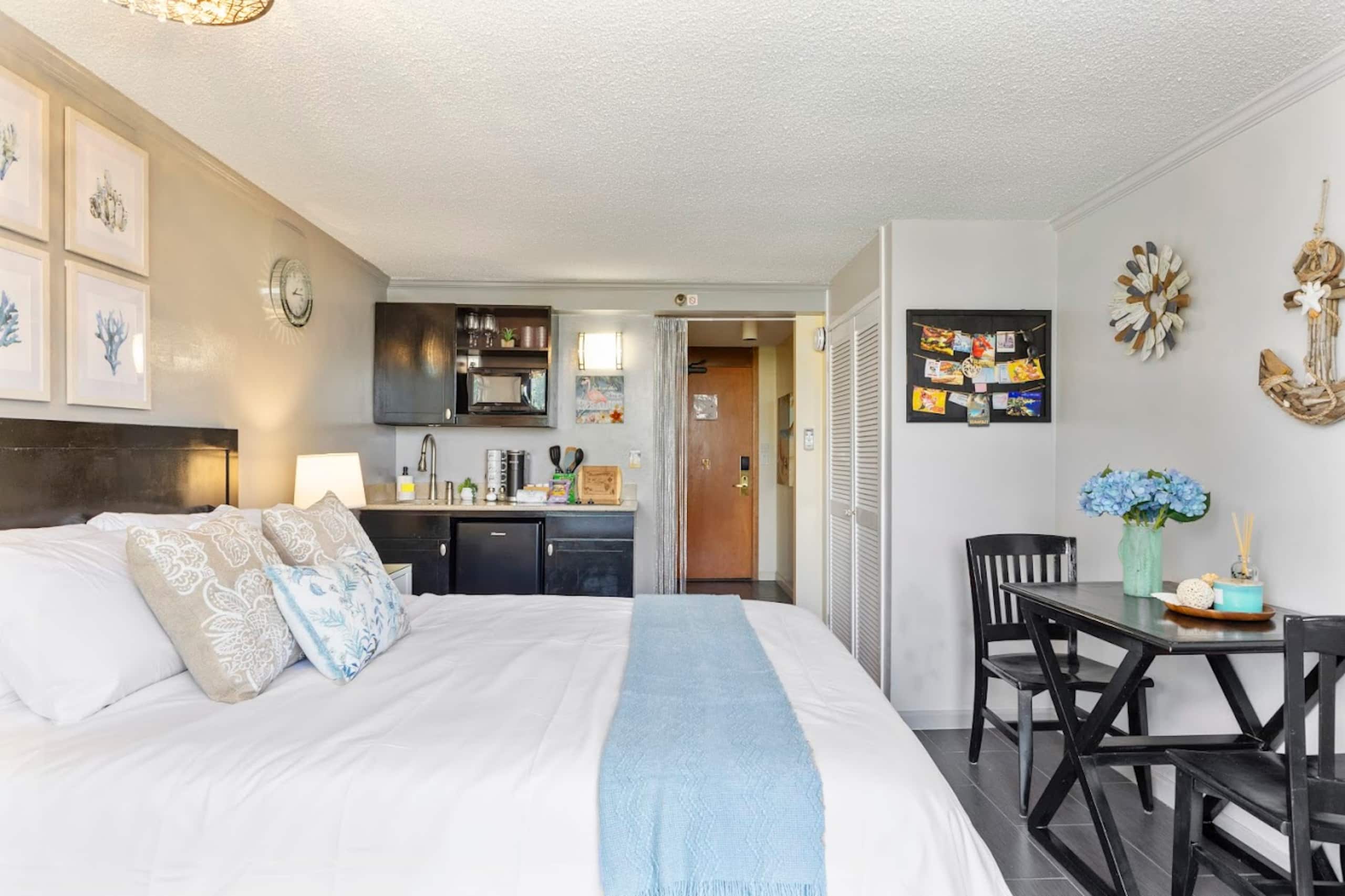 Cozy Waikiki Retreat: Your Tropical Home Away - Image 6