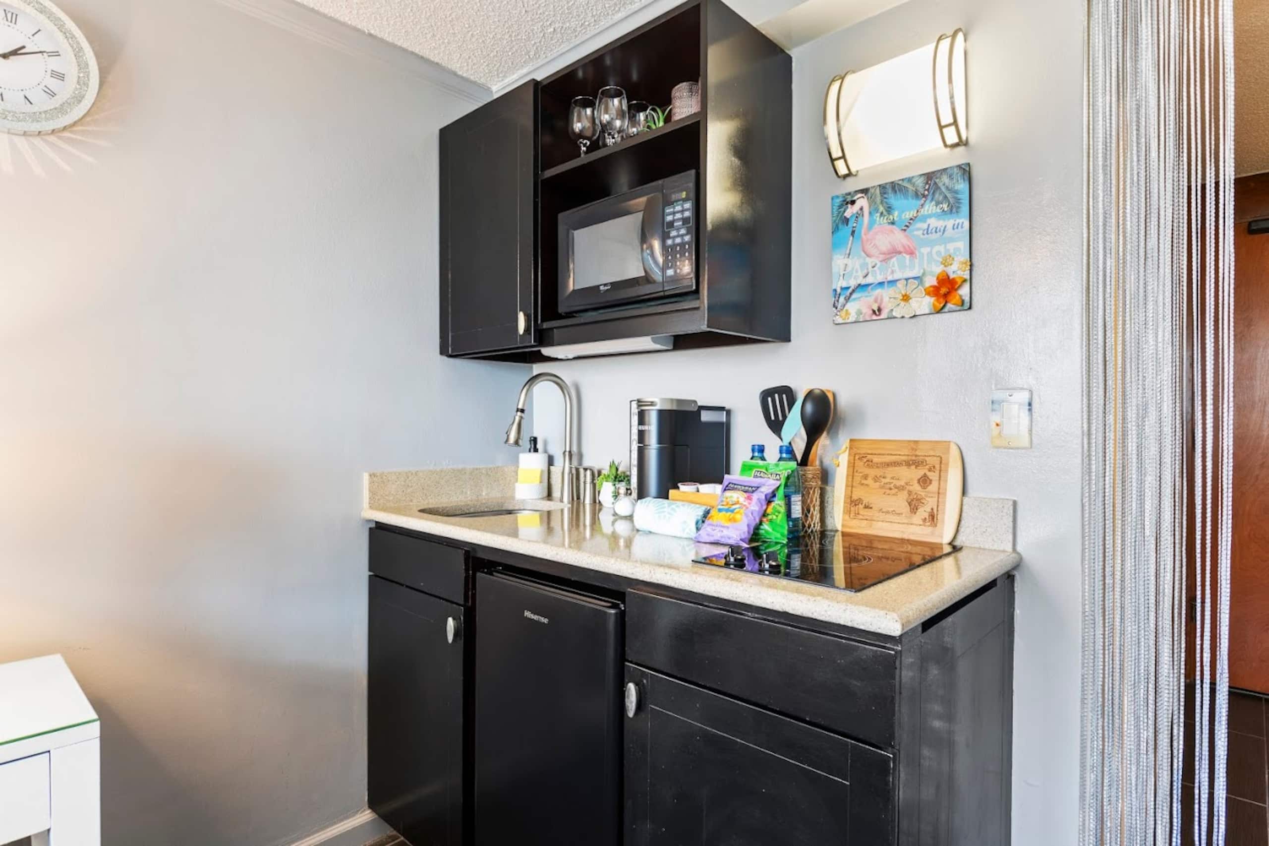 Cozy Waikiki Retreat: Your Tropical Home Away - Image 10