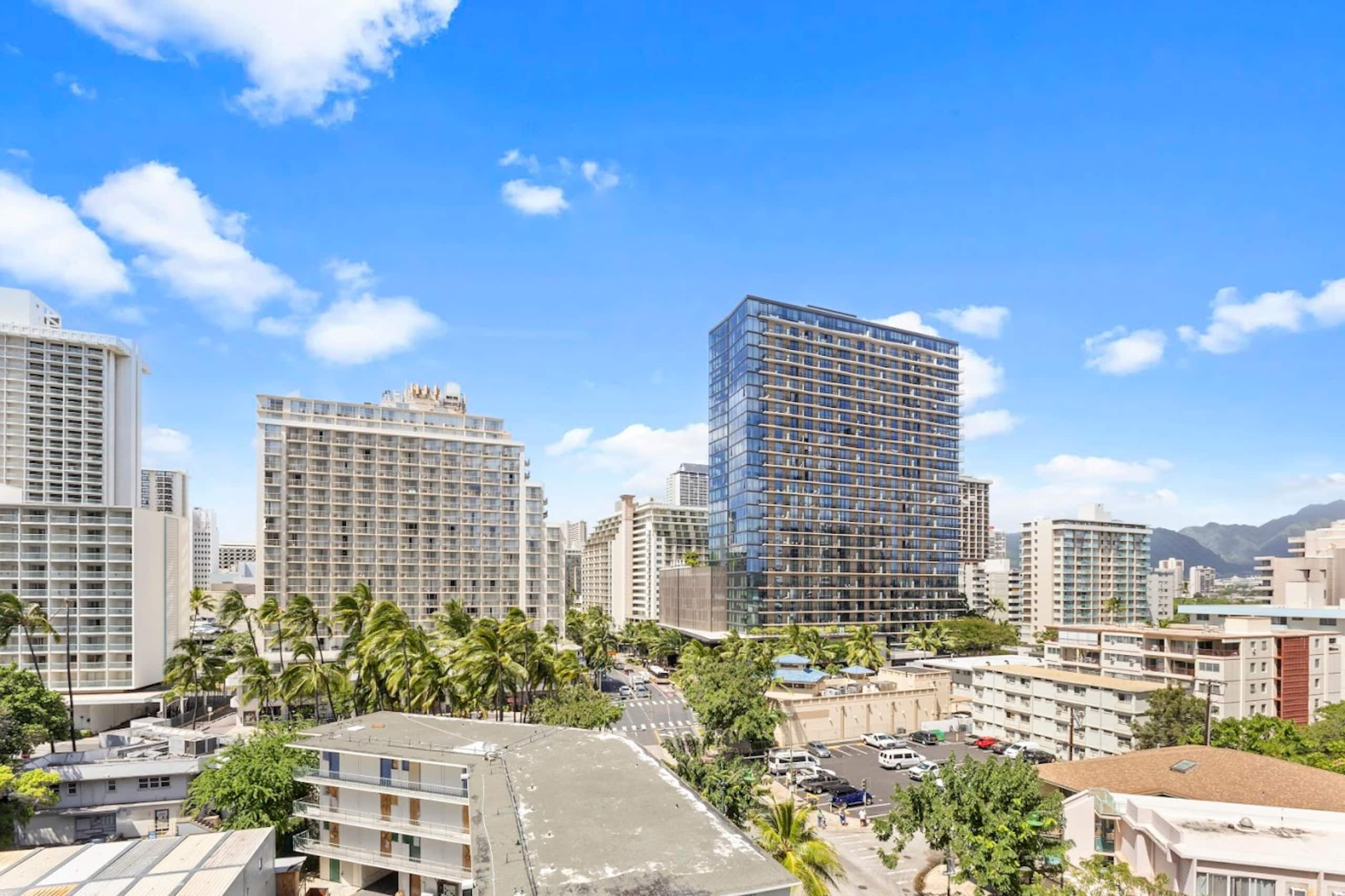 Cozy Waikiki Retreat: Your Tropical Home Away - Image 17