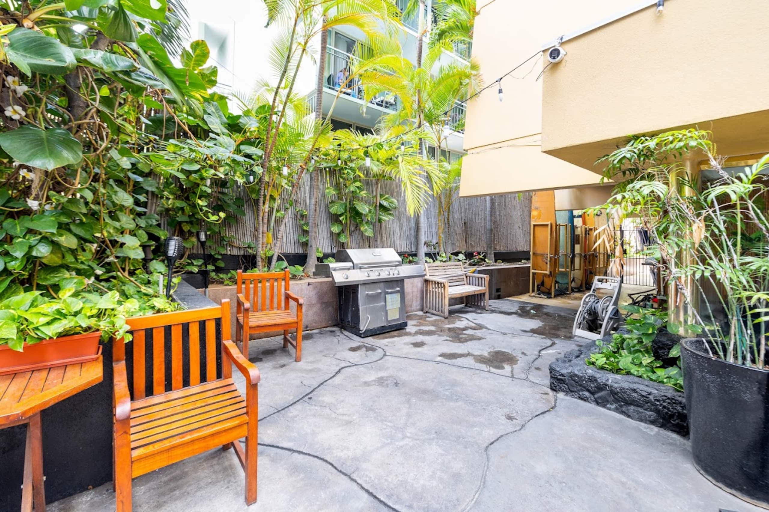 Cozy Waikiki Retreat: Your Tropical Home Away - Image 21