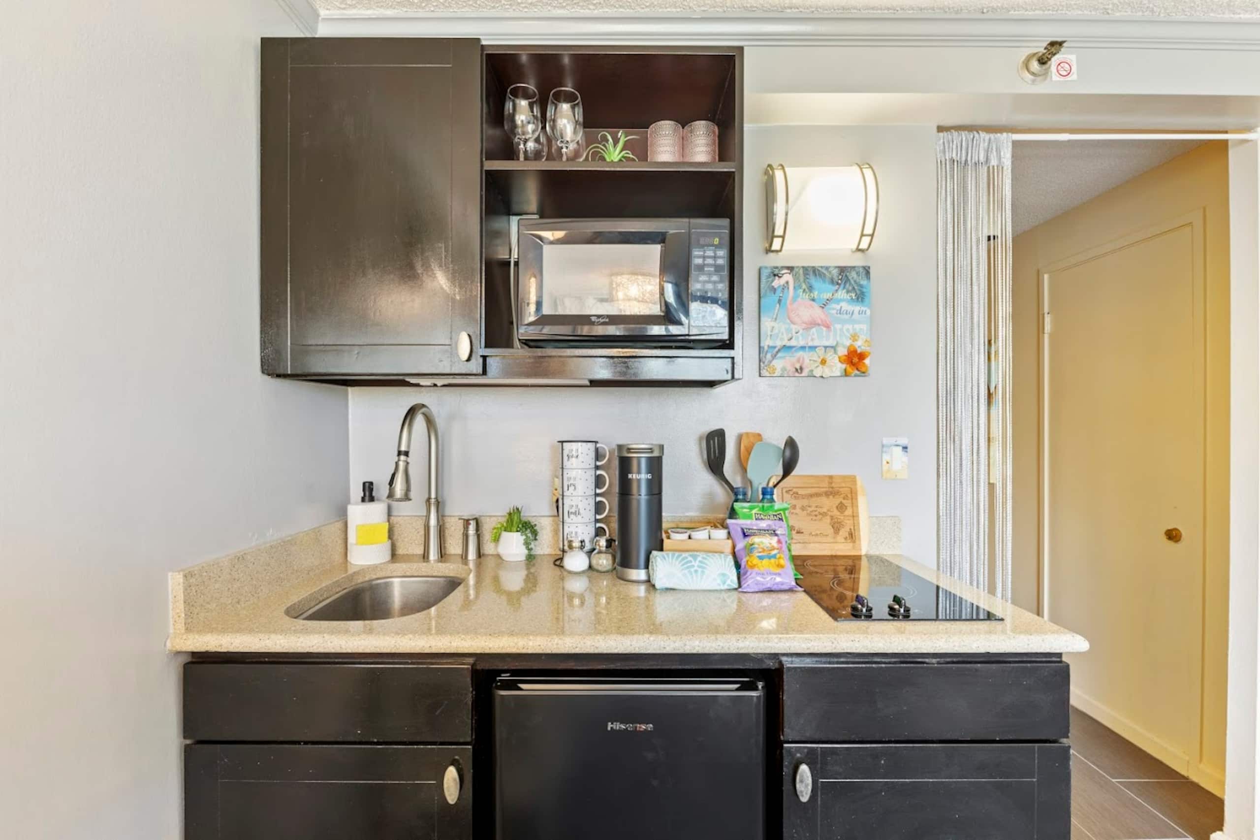 Cozy Waikiki Retreat: Your Tropical Home Away - Image 9