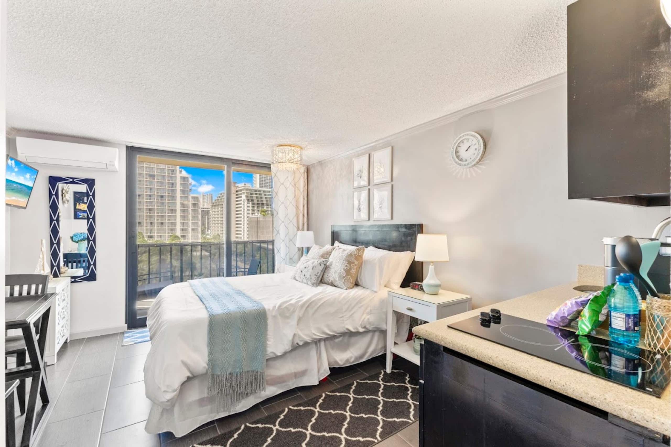 Cozy Waikiki Retreat: Your Tropical Home Away - Image 3
