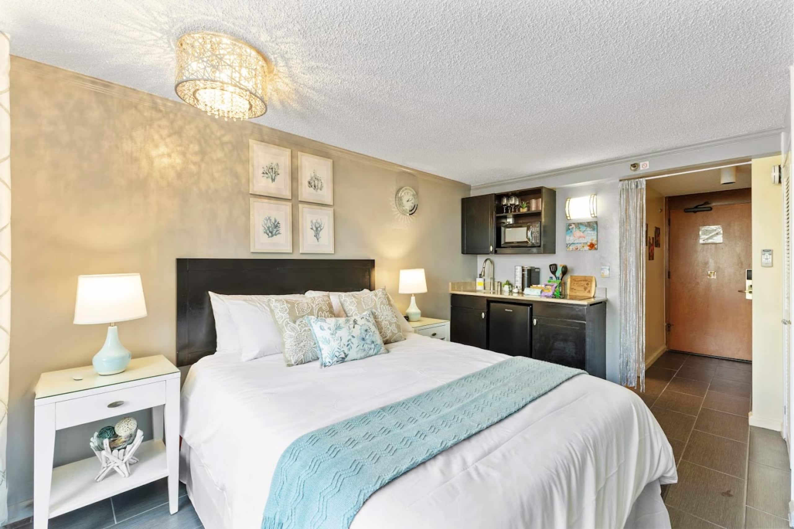 Cozy Waikiki Retreat: Your Tropical Home Away - Image 5
