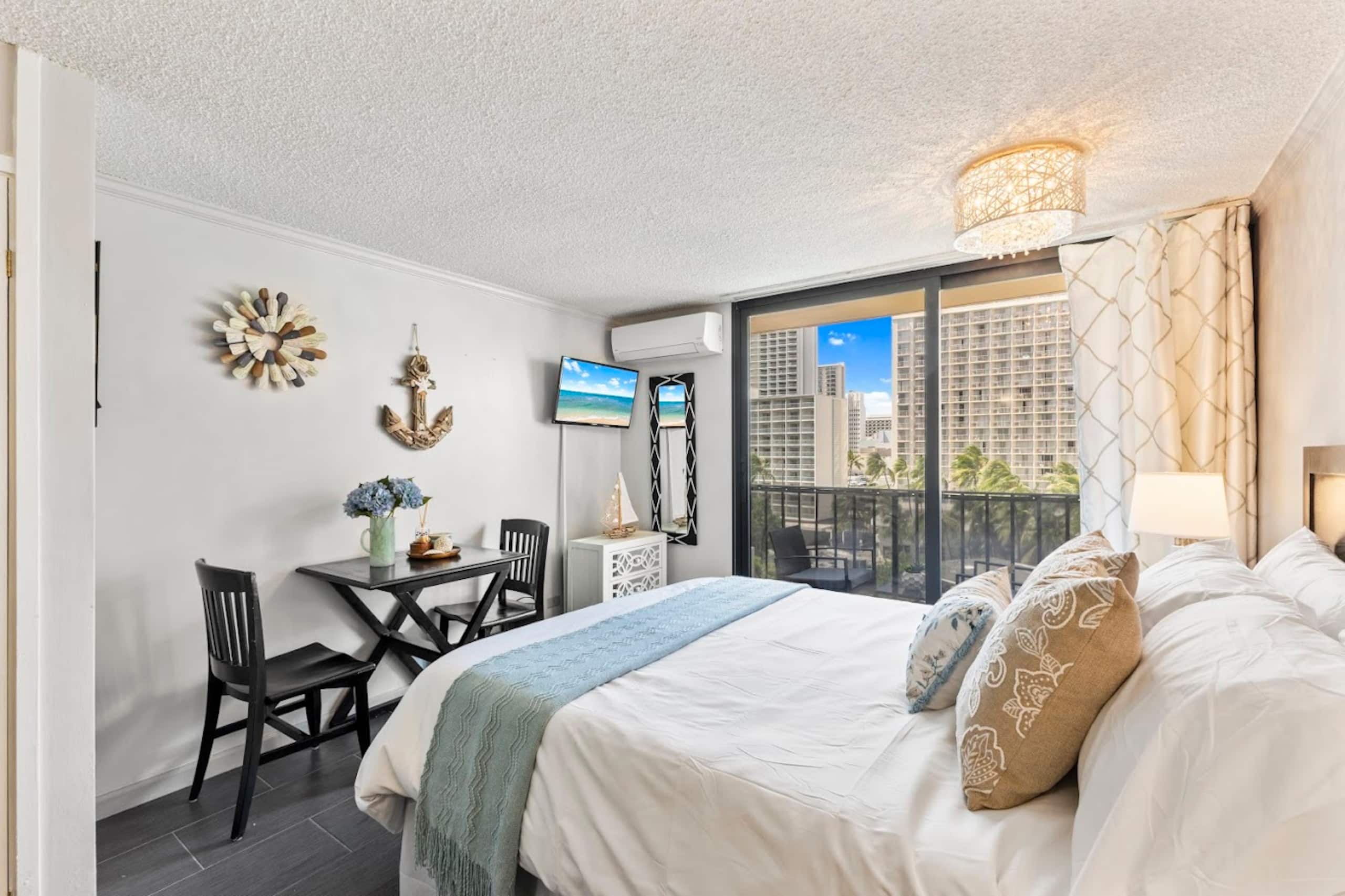 Cozy Waikiki Retreat: Your Tropical Home Away - Image 1