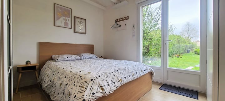 Fungua eneo la kulala, karibu na sebule iliyotenganishwa na madirisha mawili makubwa yaliyowekwa.