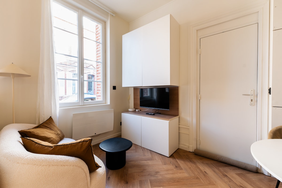 Popular Airbnb listing: Cozett'Home: Elegant & Bright - 10 min to Center in Amiens