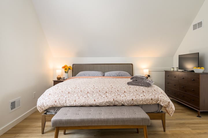 Tässä toisen kerroksen makuuhuoneessa on laaja king-vuode.