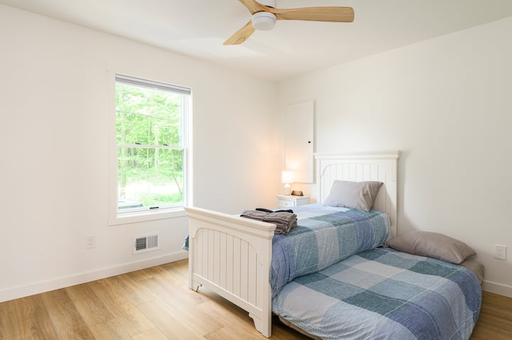 Ihana parivuode, jossa on ulosvedettävä vuode.